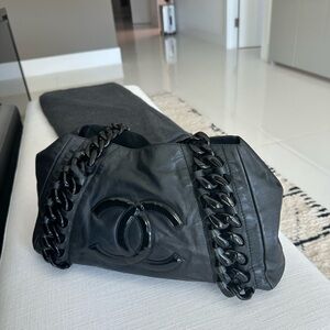 CHANEL Black Leather Shoulder Bag with Chunky Chain